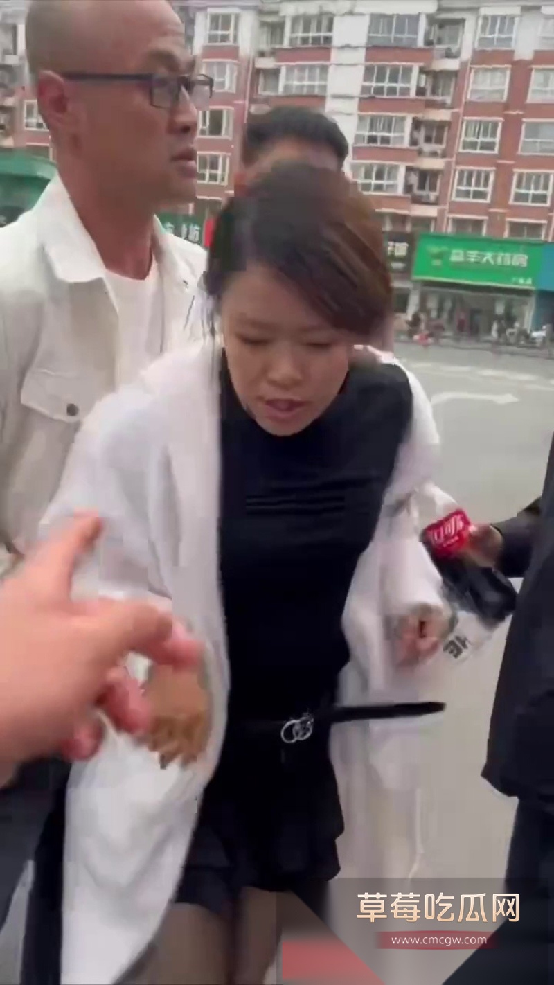 淘宝闪购骑手与商家爆发激烈冲突 商家不讲武德持械伤人 却被骑手反杀 3 淘宝闪购骑手与商家爆发激烈冲突 商家不讲武德持械伤人 却被骑手反杀 3