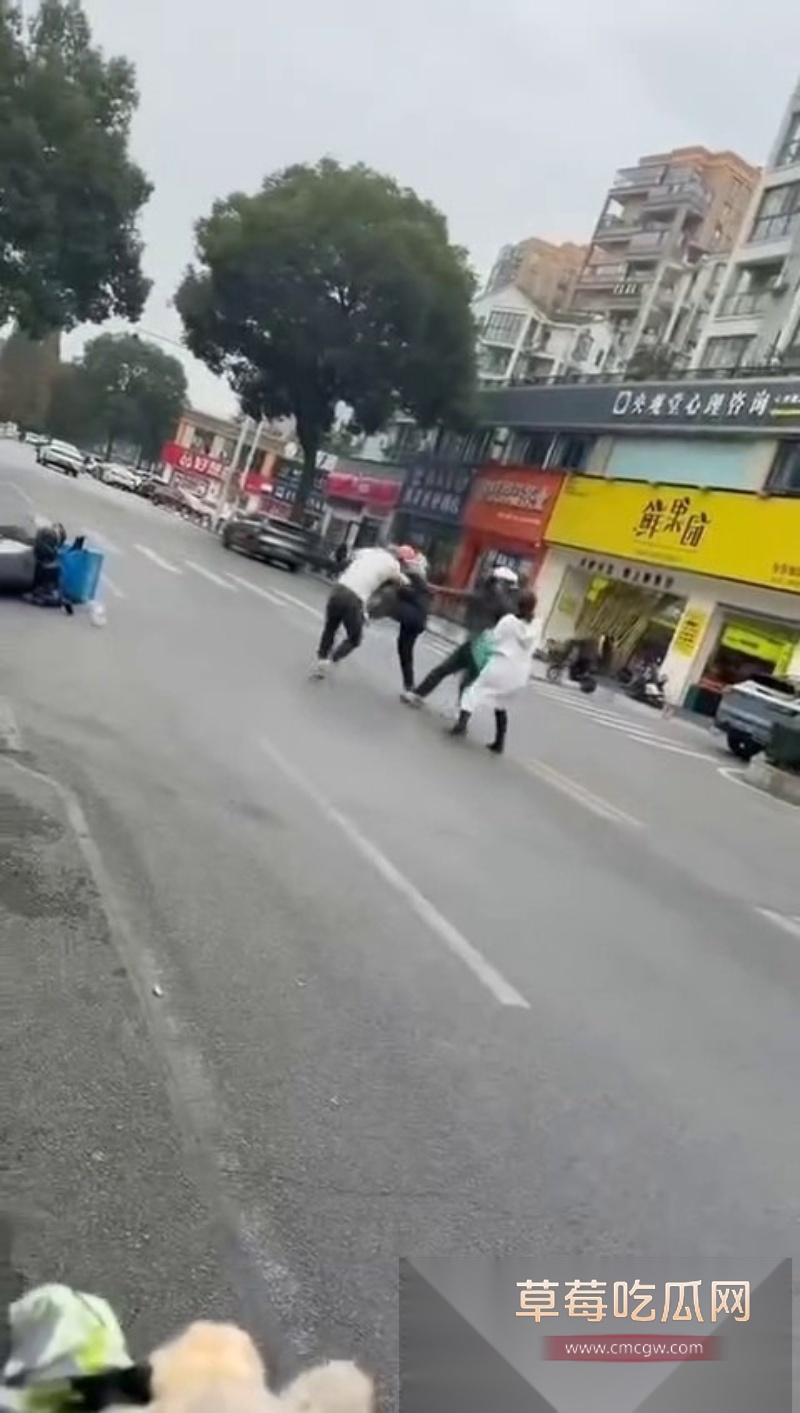 淘宝闪购骑手与商家爆发激烈冲突 商家不讲武德持械伤人 却被骑手反杀 4 淘宝闪购骑手与商家爆发激烈冲突 商家不讲武德持械伤人 却被骑手反杀 4