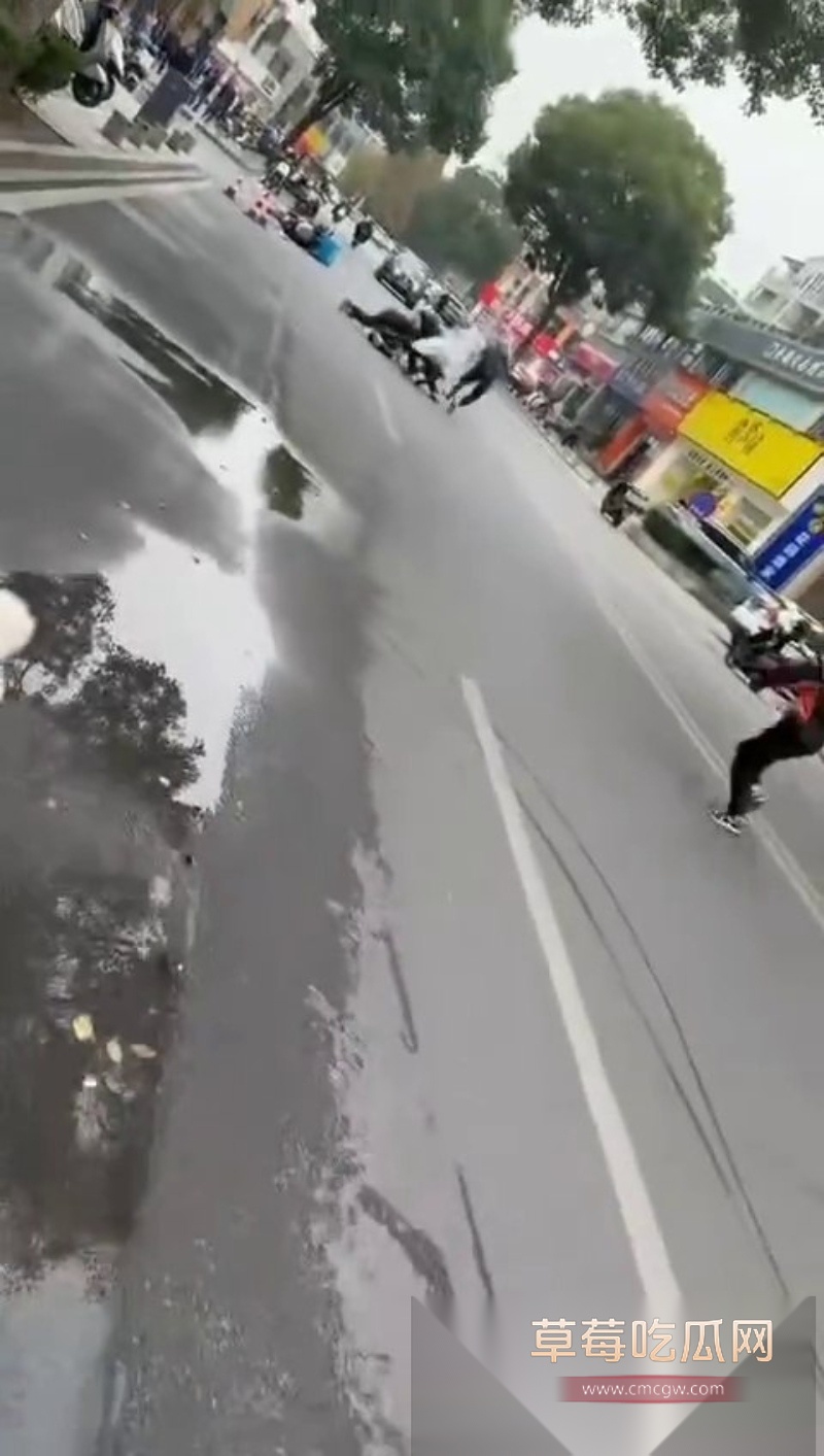 淘宝闪购骑手与商家爆发激烈冲突 商家不讲武德持械伤人 却被骑手反杀 6 淘宝闪购骑手与商家爆发激烈冲突 商家不讲武德持械伤人 却被骑手反杀 6