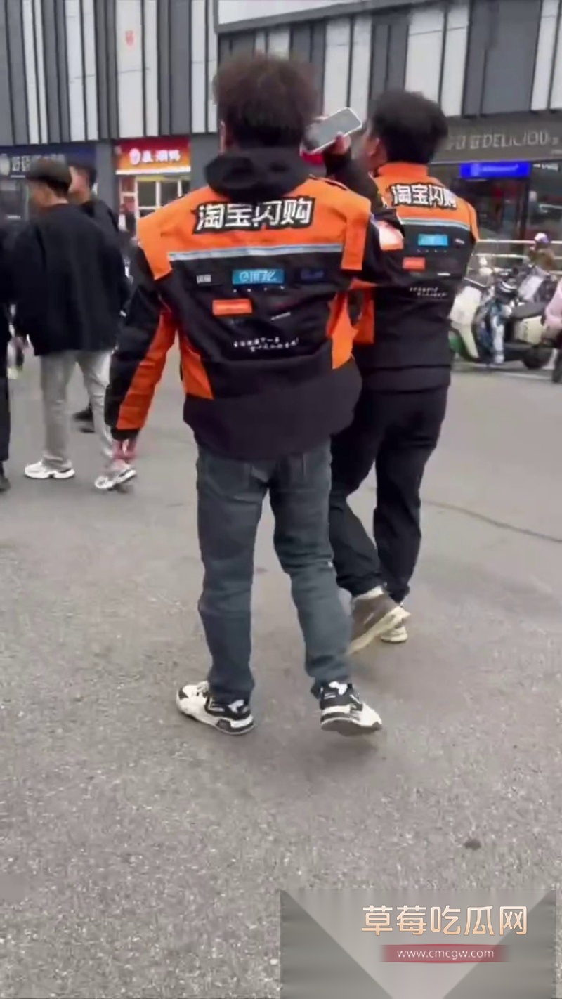 淘宝闪购骑手与商家爆发激烈冲突 商家不讲武德持械伤人 却被骑手反杀 7 淘宝闪购骑手与商家爆发激烈冲突 商家不讲武德持械伤人 却被骑手反杀 7