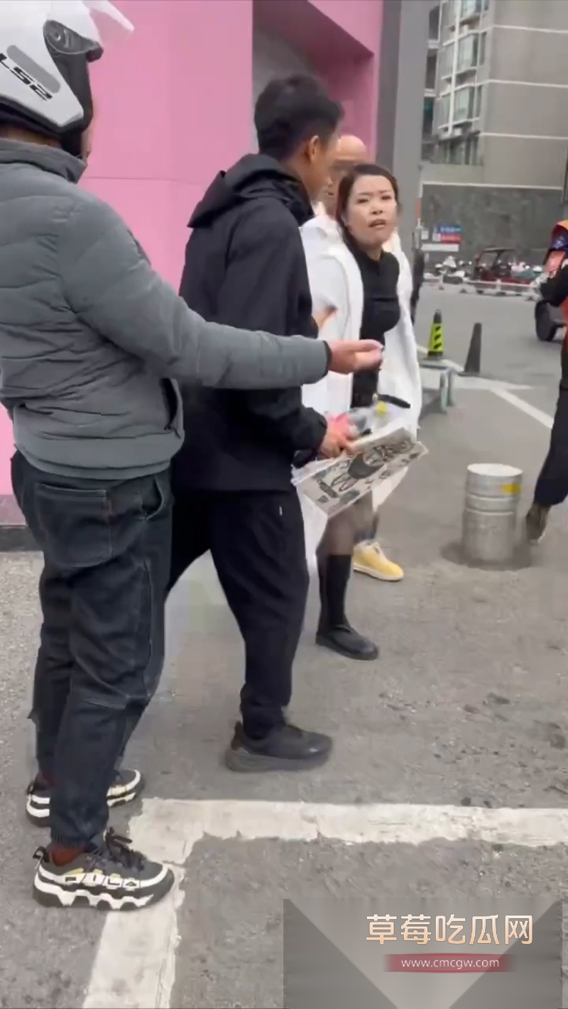 淘宝闪购骑手与商家爆发激烈冲突 商家不讲武德持械伤人 却被骑手反杀 10 淘宝闪购骑手与商家爆发激烈冲突 商家不讲武德持械伤人 却被骑手反杀 10