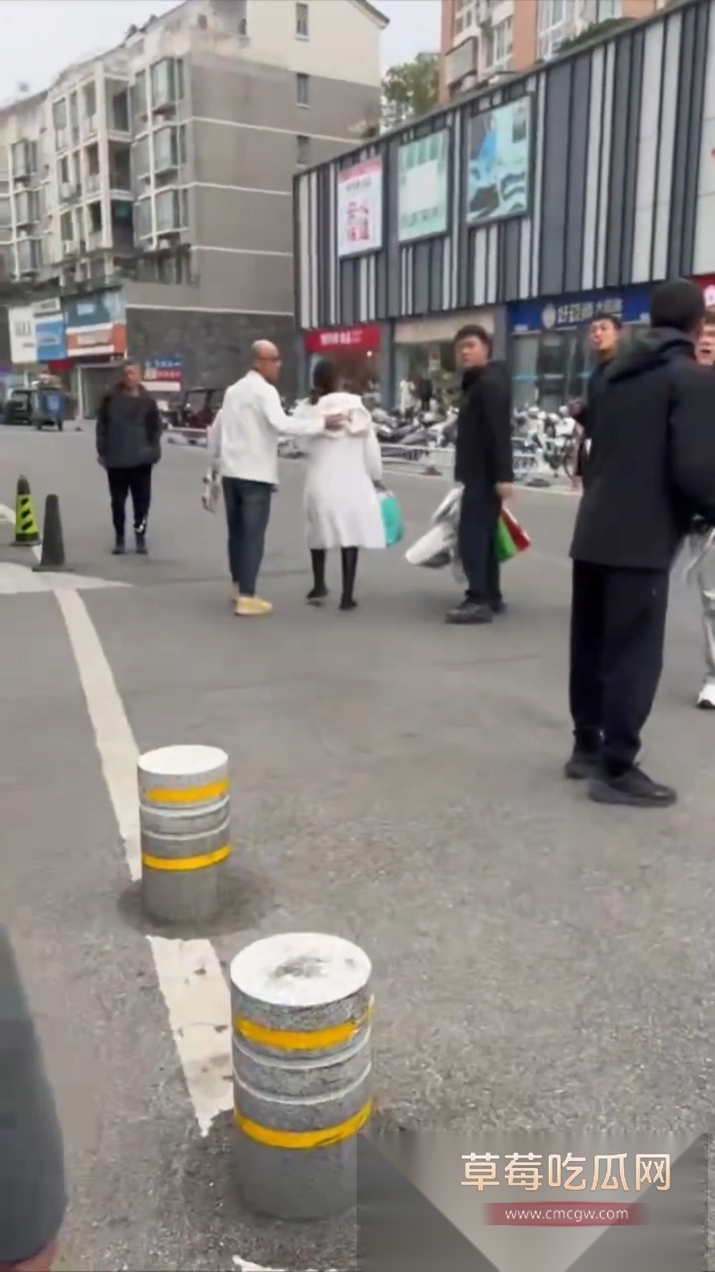 淘宝闪购骑手与商家爆发激烈冲突 商家不讲武德持械伤人 却被骑手反杀 11 淘宝闪购骑手与商家爆发激烈冲突 商家不讲武德持械伤人 却被骑手反杀 11