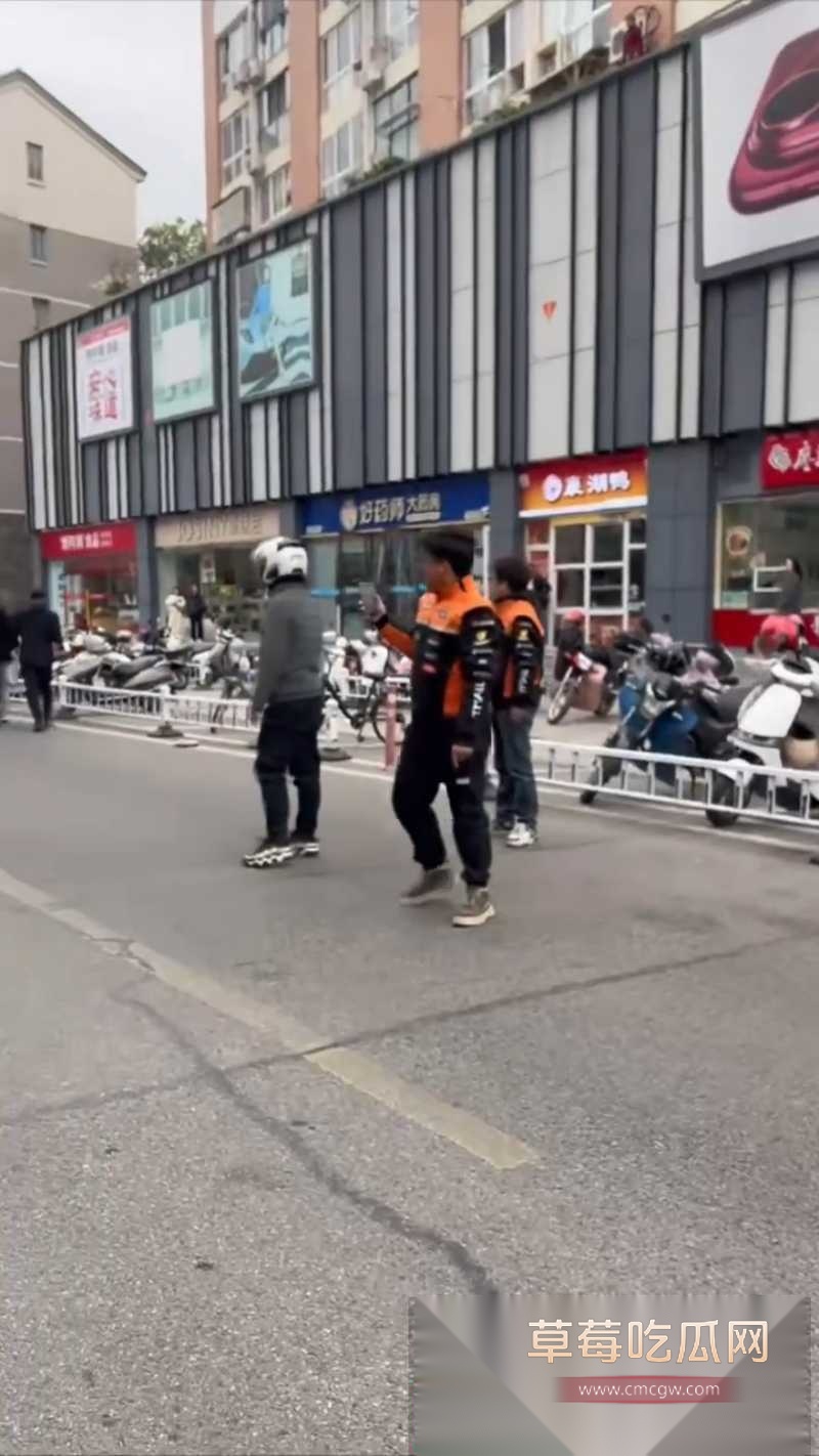 淘宝闪购骑手与商家爆发激烈冲突 商家不讲武德持械伤人 却被骑手反杀 12 淘宝闪购骑手与商家爆发激烈冲突 商家不讲武德持械伤人 却被骑手反杀 12