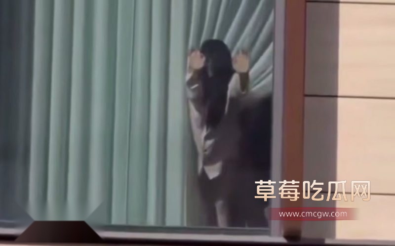 酒店窗前惊现情侣激情戏码1
