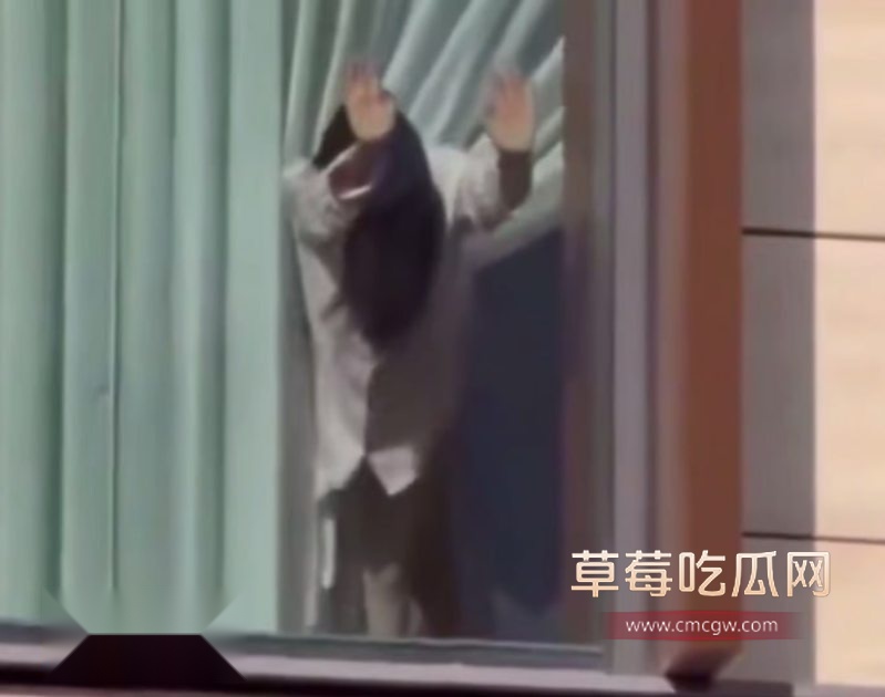 酒店窗前惊现情侣激情戏码4
