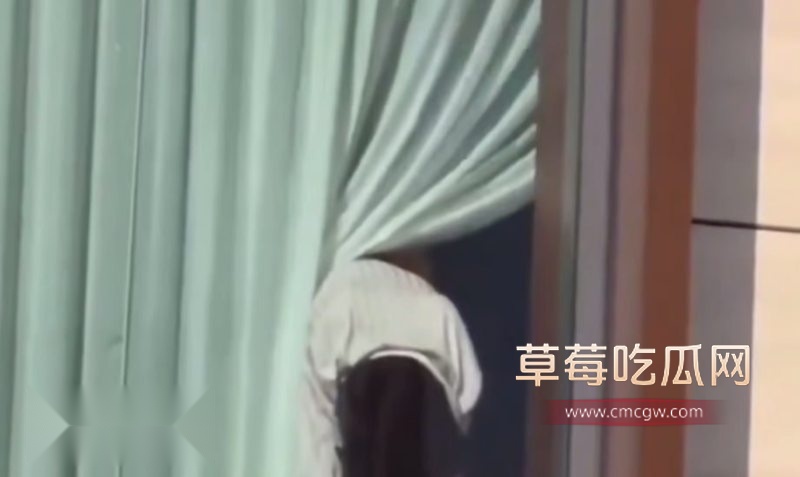 酒店窗前惊现情侣激情戏码6