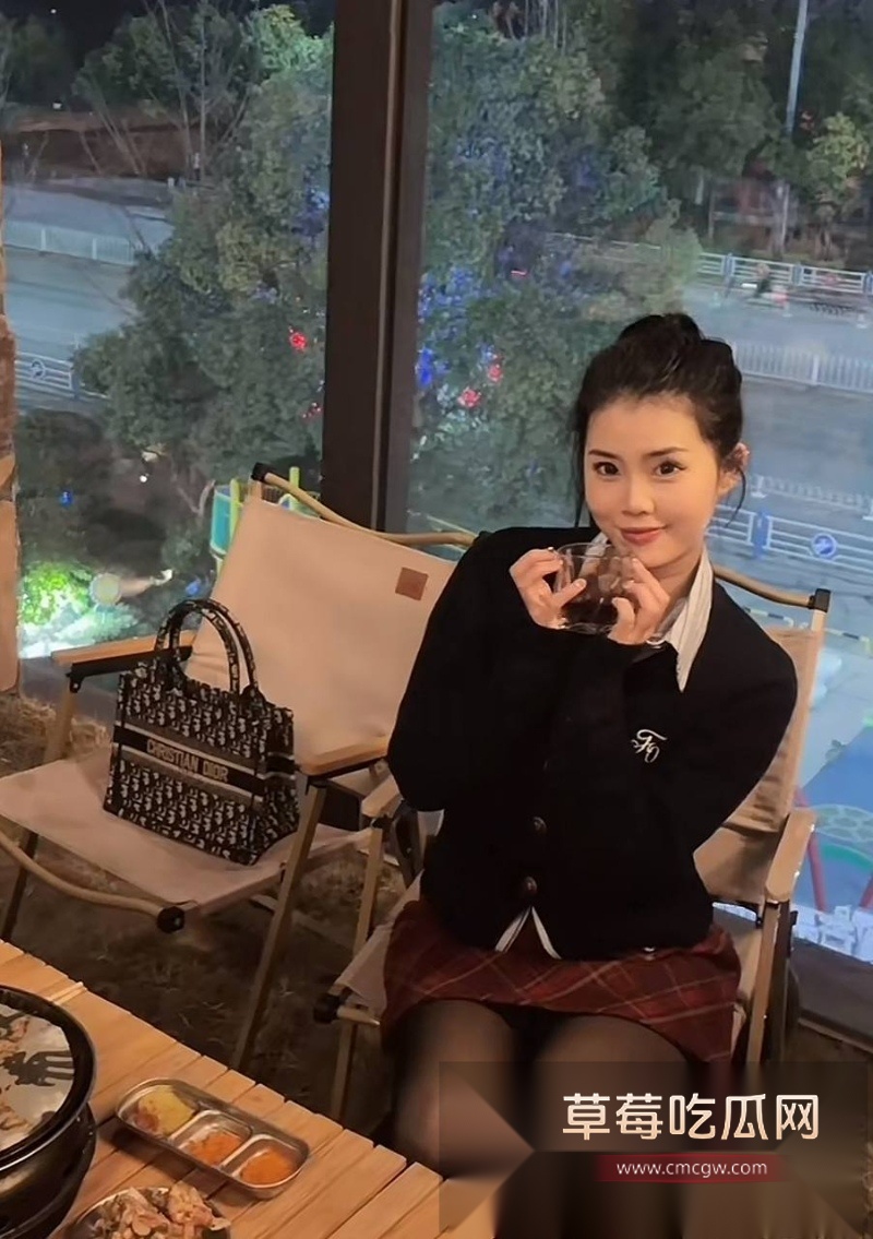 抖音写亡妻回忆录的男博主 给自己制造日落 翻车 粉丝翻出其因车祸去世的美女老婆在微博曾曝出丈夫多次出轨约炮视频记录！ 8