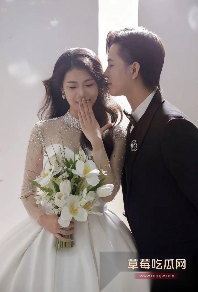 抖音写亡妻回忆录的男博主 给自己制造日落 翻车 粉丝翻出其因车祸去世的美女老婆在微博曾曝出丈夫多次出轨约炮视频记录！ 16