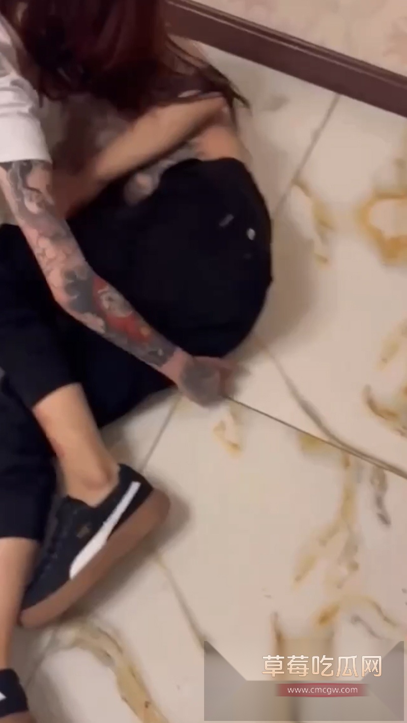 抖音热瓜 精神小妹出轨被捉奸在床 导致黄毛炮友被群殴 4