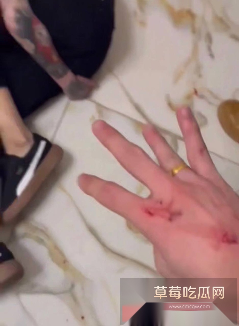 抖音热瓜 精神小妹出轨被捉奸在床 导致黄毛炮友被群殴 8