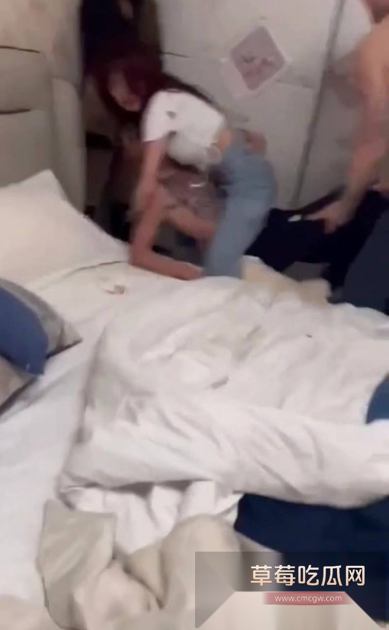 抖音热瓜 精神小妹出轨被捉奸在床 导致黄毛炮友被群殴 9