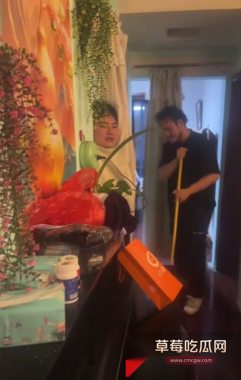 斗鱼李老八旗下直播员 卷毛和管奚 为了博眼球赚流量 3