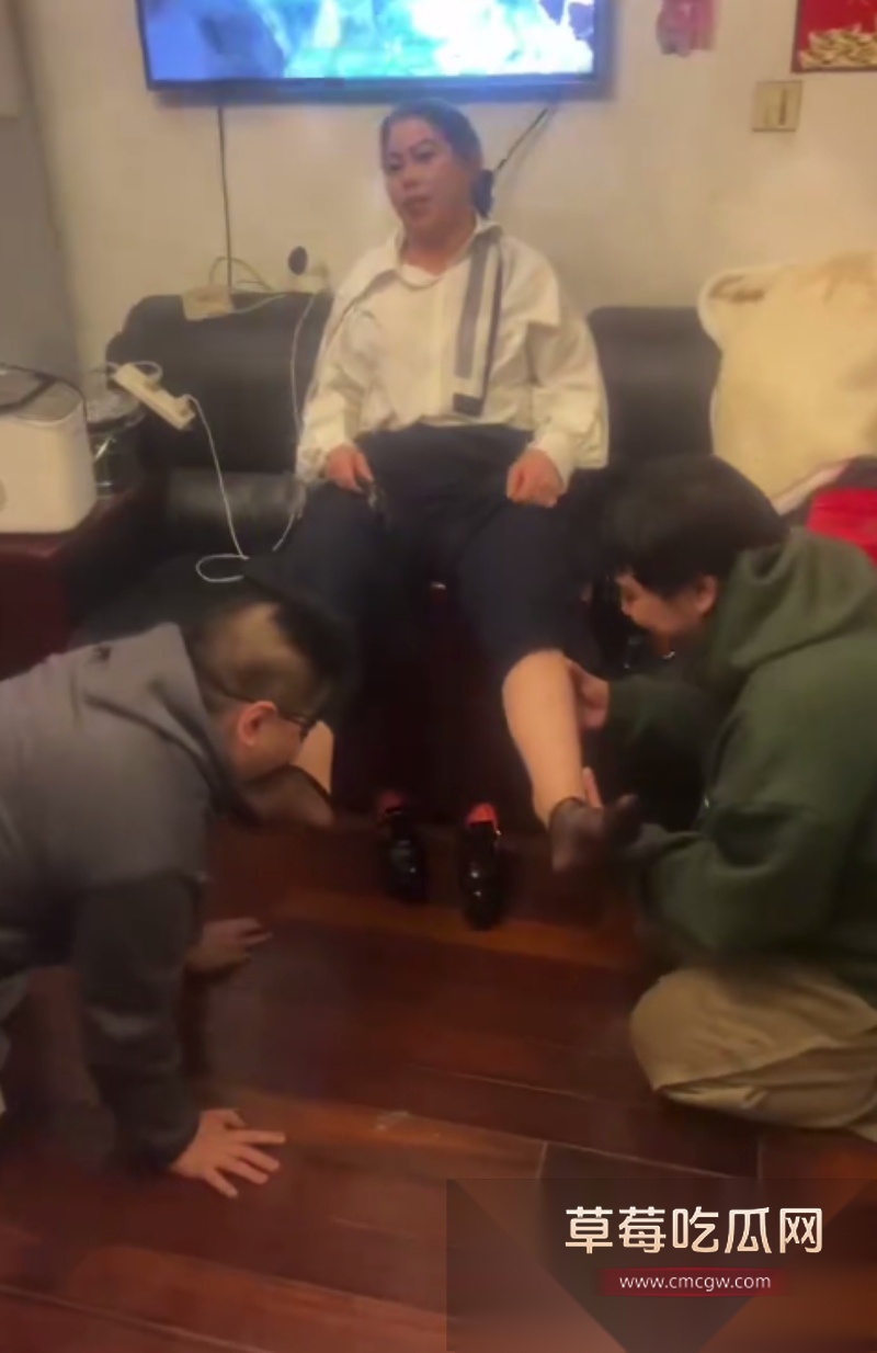 斗鱼李老八旗下直播员 卷毛和管奚 为了博眼球赚流量 4