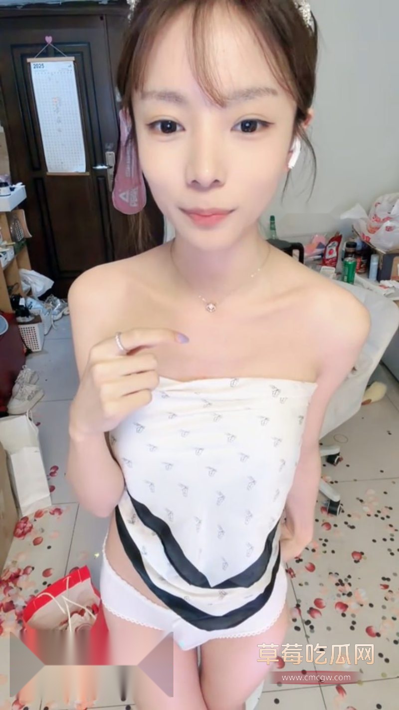 骨架天花板彩色的小熊宝宝性感直播流出2 骨架天花板彩色的小熊宝宝性感直播流出2