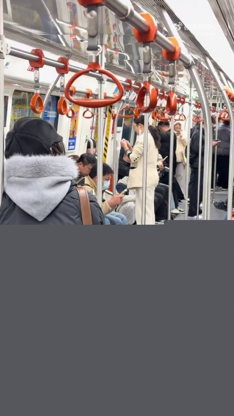 杭州地铁9号线惊现年轻妹子和老大妈撕逼大战2