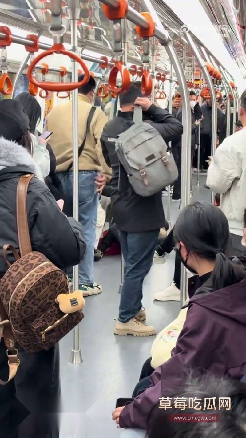 杭州地铁9号线惊现年轻妹子和老大妈撕逼大战4