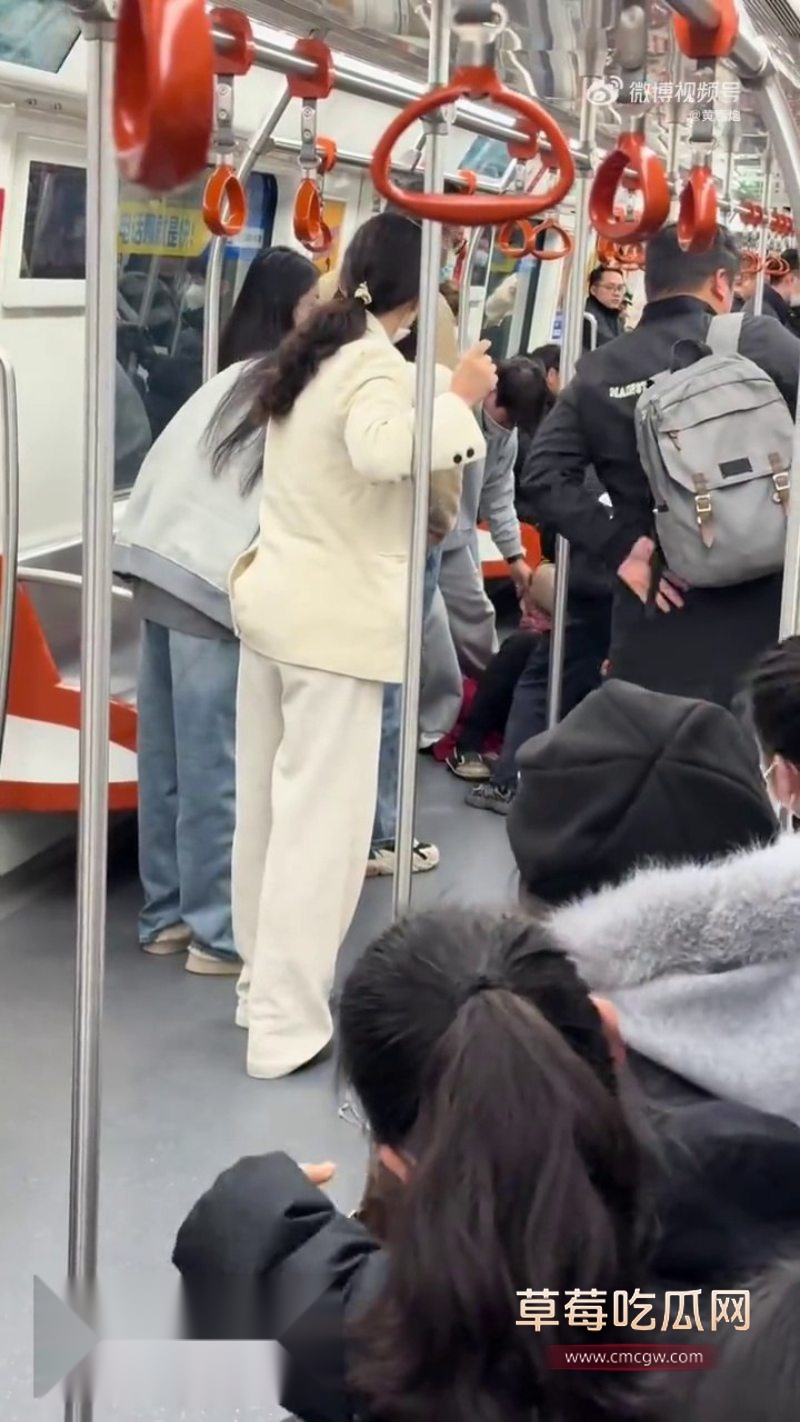 杭州地铁9号线惊现年轻妹子和老大妈撕逼大战5
