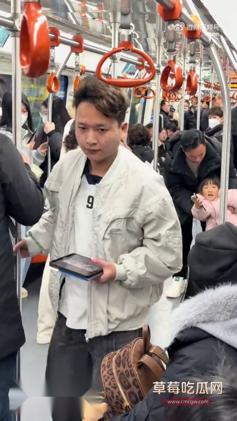 杭州地铁9号线惊现年轻妹子和老大妈撕逼大战7