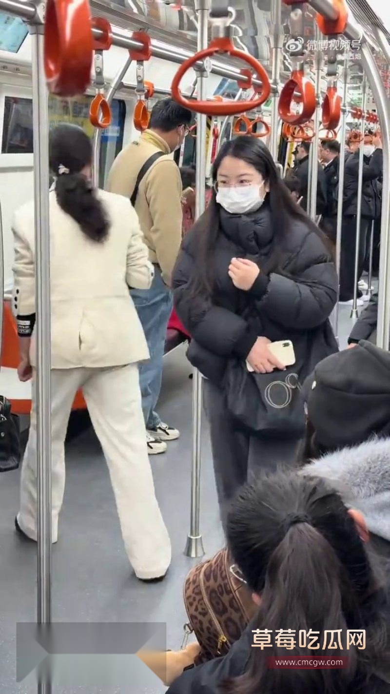 杭州地铁9号线惊现年轻妹子和老大妈撕逼大战8