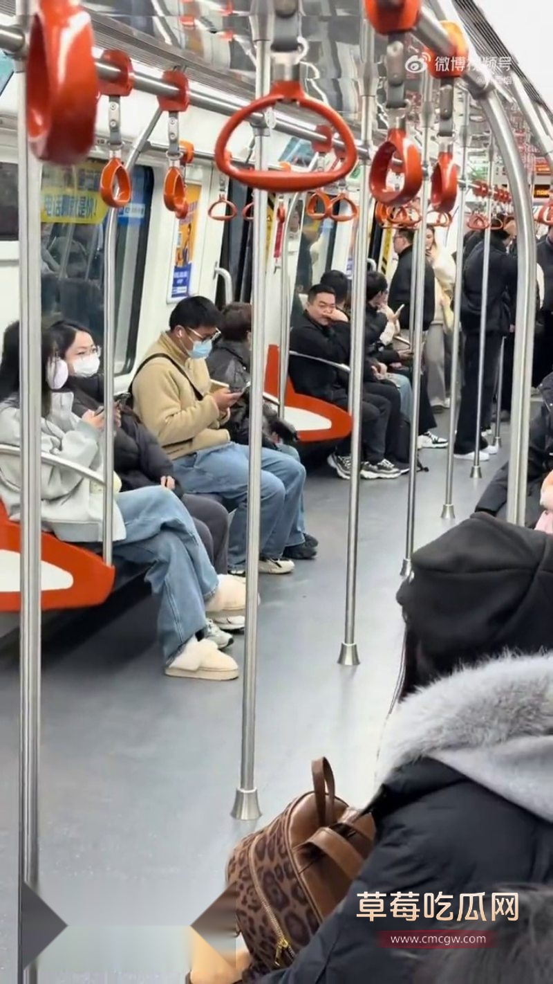 杭州地铁9号线惊现年轻妹子和老大妈撕逼大战9