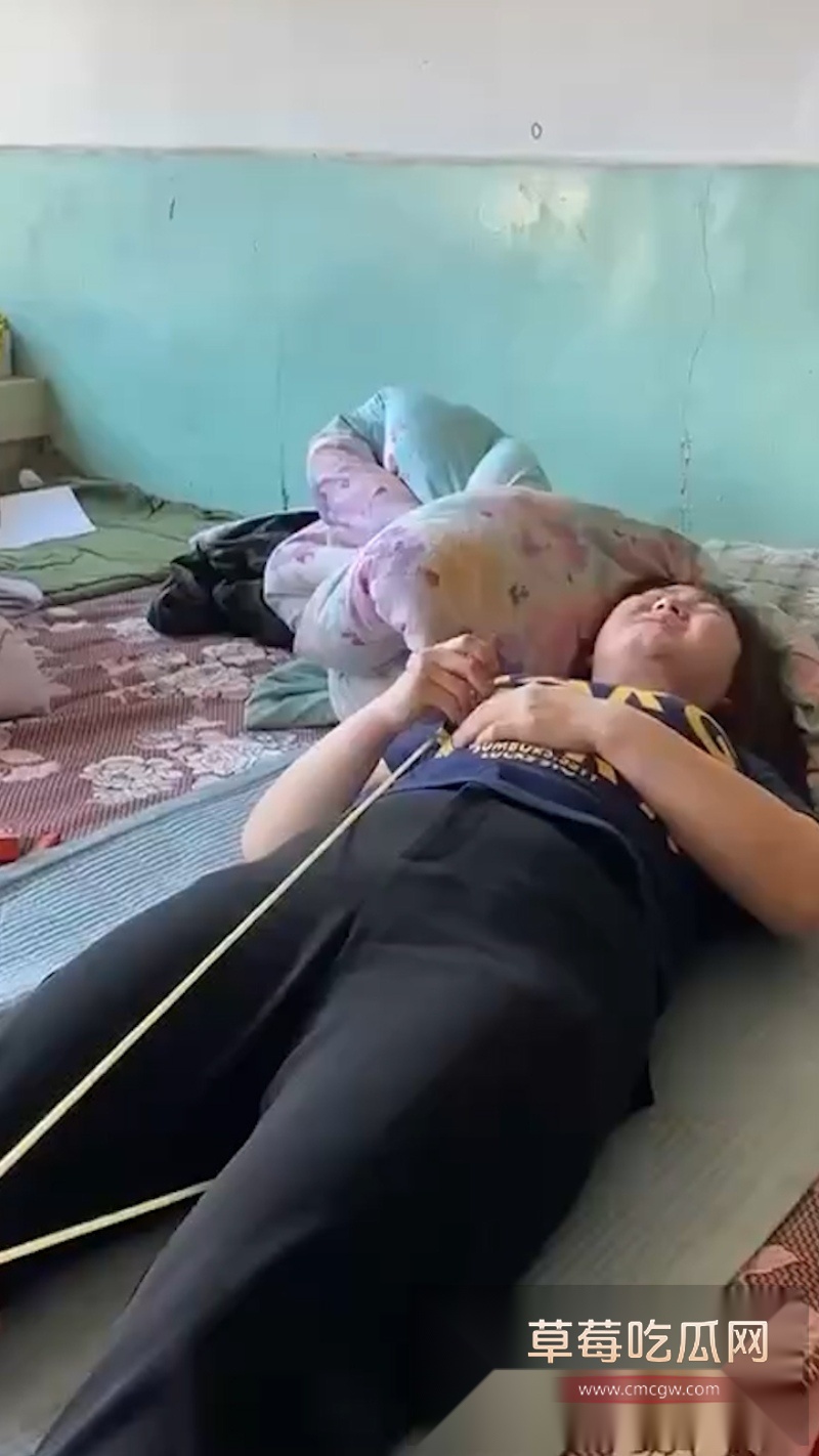 农村大爷大妈在家没事干 玩皮筋抽B游戏  5