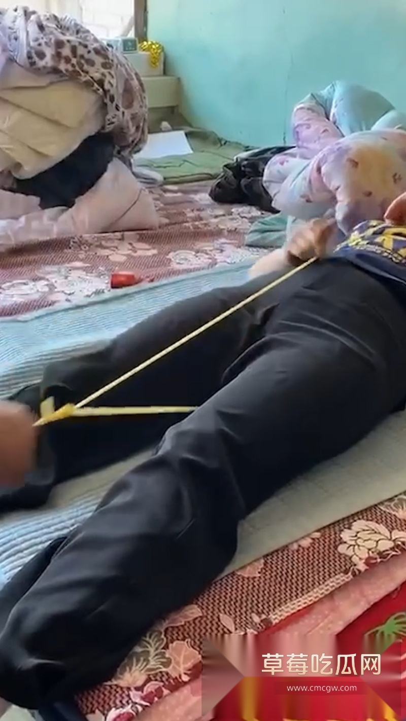 农村大爷大妈在家没事干 玩皮筋抽B游戏  6