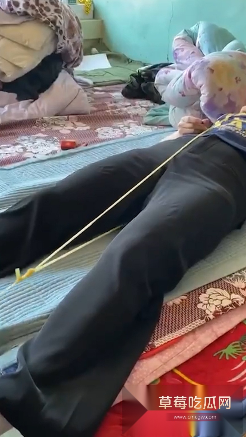 农村大爷大妈在家没事干 玩皮筋抽B游戏  1