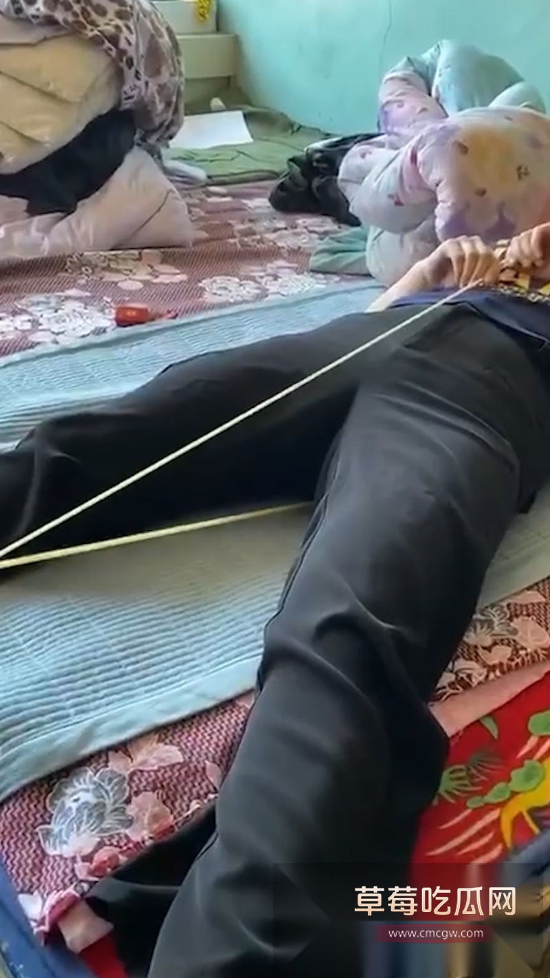 农村大爷大妈在家没事干 玩皮筋抽B游戏  4