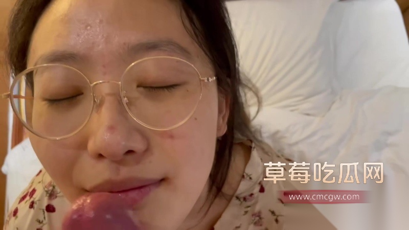 清纯小姐姐口交现场实拍 手里握着鸡巴的她温柔的对着镜头微笑 4 清纯小姐姐口交现场实拍 手里握着鸡巴的她温柔的对着镜头微笑 4