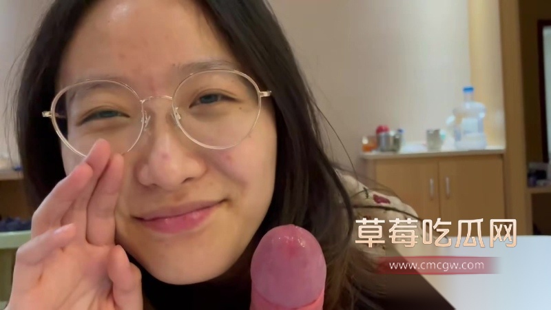 清纯小姐姐口交现场实拍 手里握着鸡巴的她温柔的对着镜头微笑 5 清纯小姐姐口交现场实拍 手里握着鸡巴的她温柔的对着镜头微笑 5