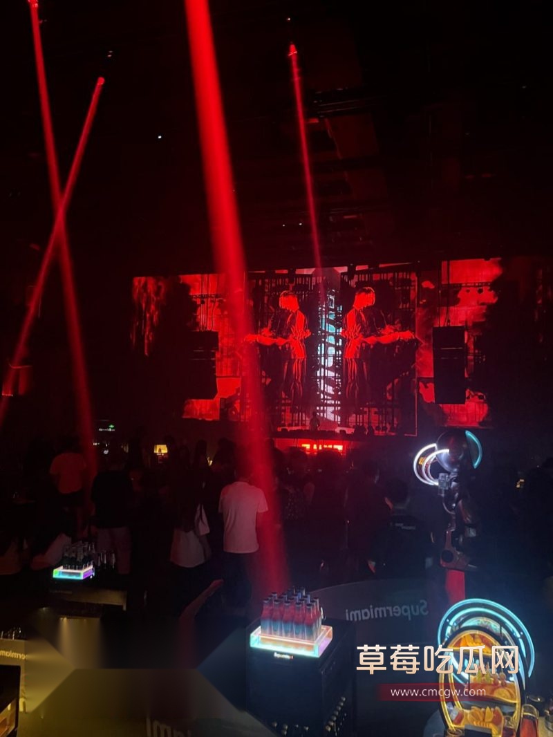 内蒙古迈阿密酒吧内的高颜值艺校生6 内蒙古迈阿密酒吧内的高颜值艺校生6