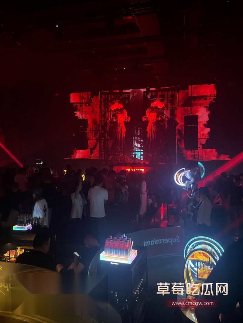 内蒙古迈阿密酒吧内的高颜值艺校生8 内蒙古迈阿密酒吧内的高颜值艺校生8