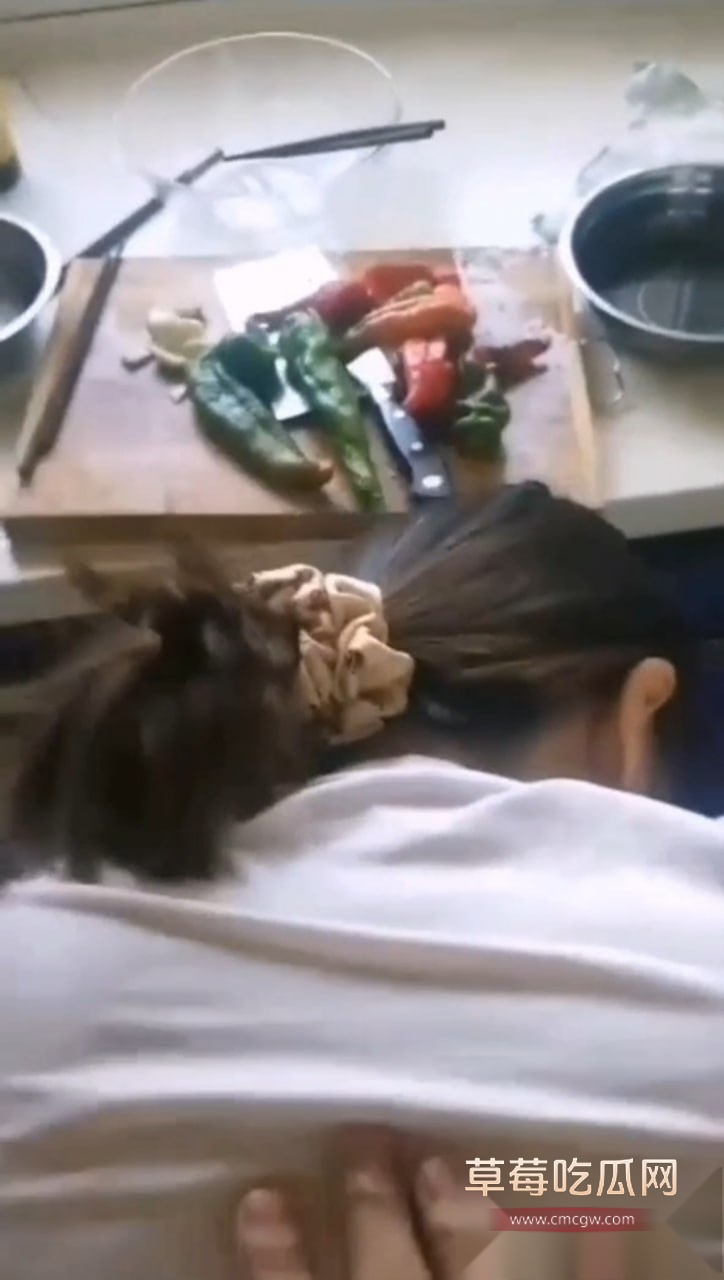 极品人妻做饭时被老公后入爆草 5