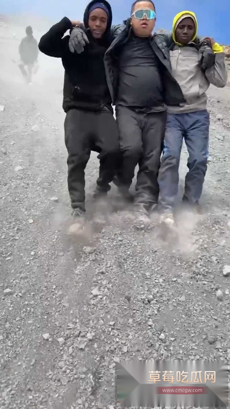 抖音超级大v蓝战非在朋友圈自曝在南非被中国人绑架勒索 13