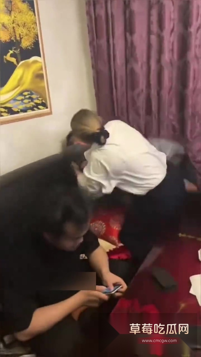 群友女友被妈妈发现 3