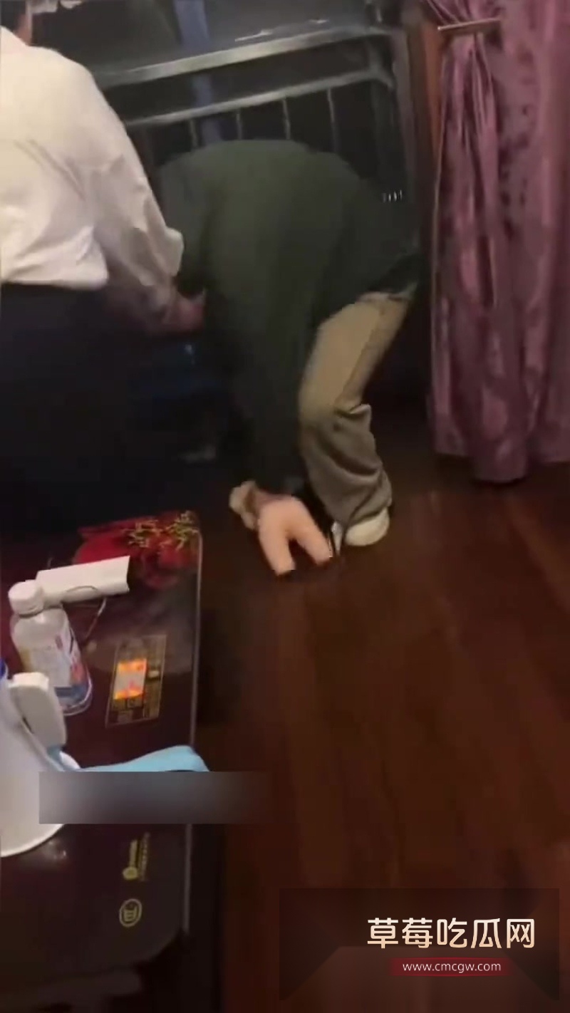 群友女友被妈妈发现 5