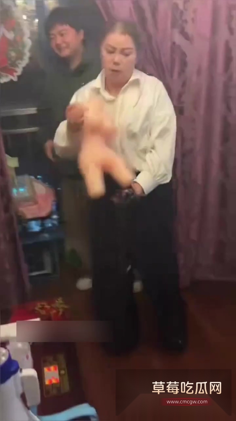 群友女友被妈妈发现 6