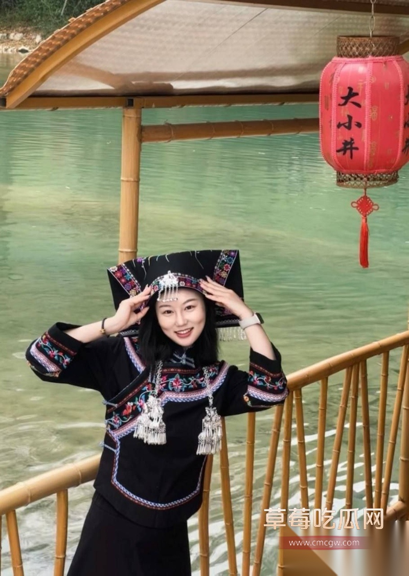 河南郑州教师人妻反差得一比 8