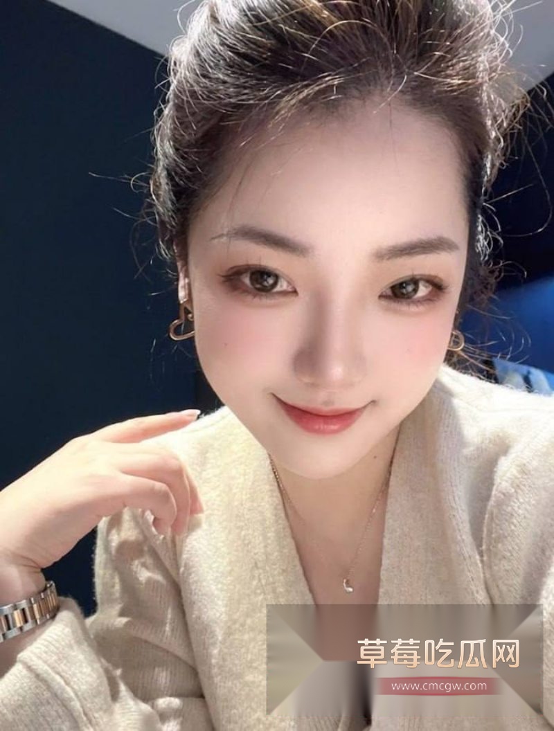 女销冠梁菲高颜值照片2