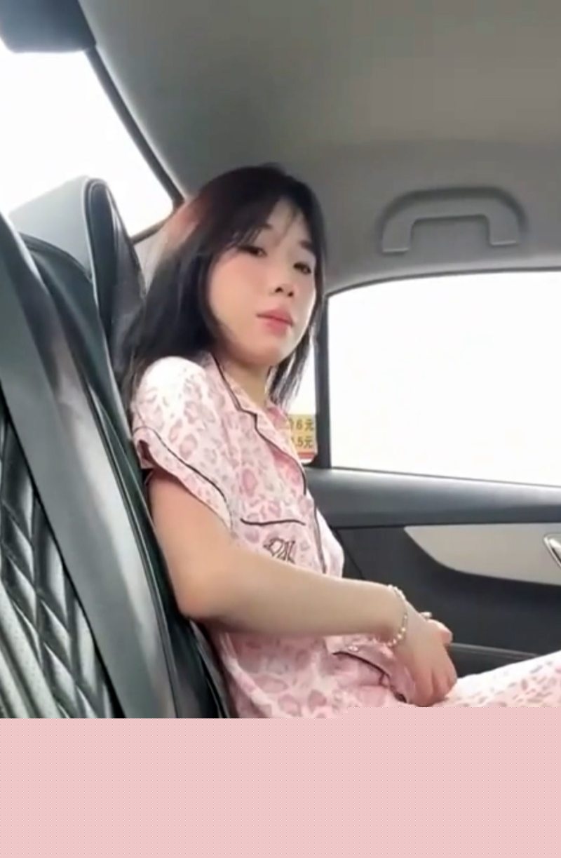 邻家小妹接受主人的任务全裸坐出租车1