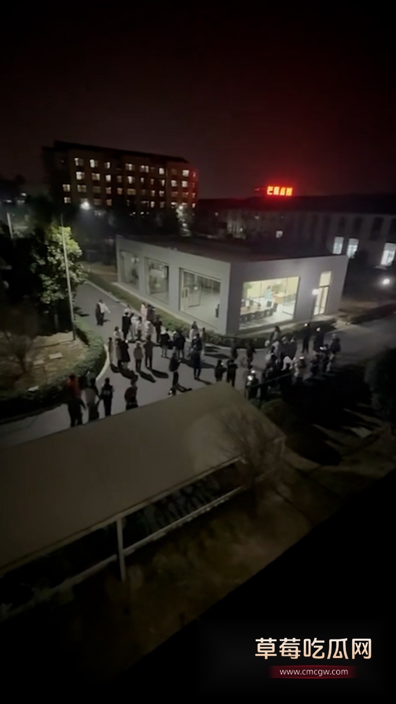 皖江工学院情侣在宿舍楼下活动室调情 1