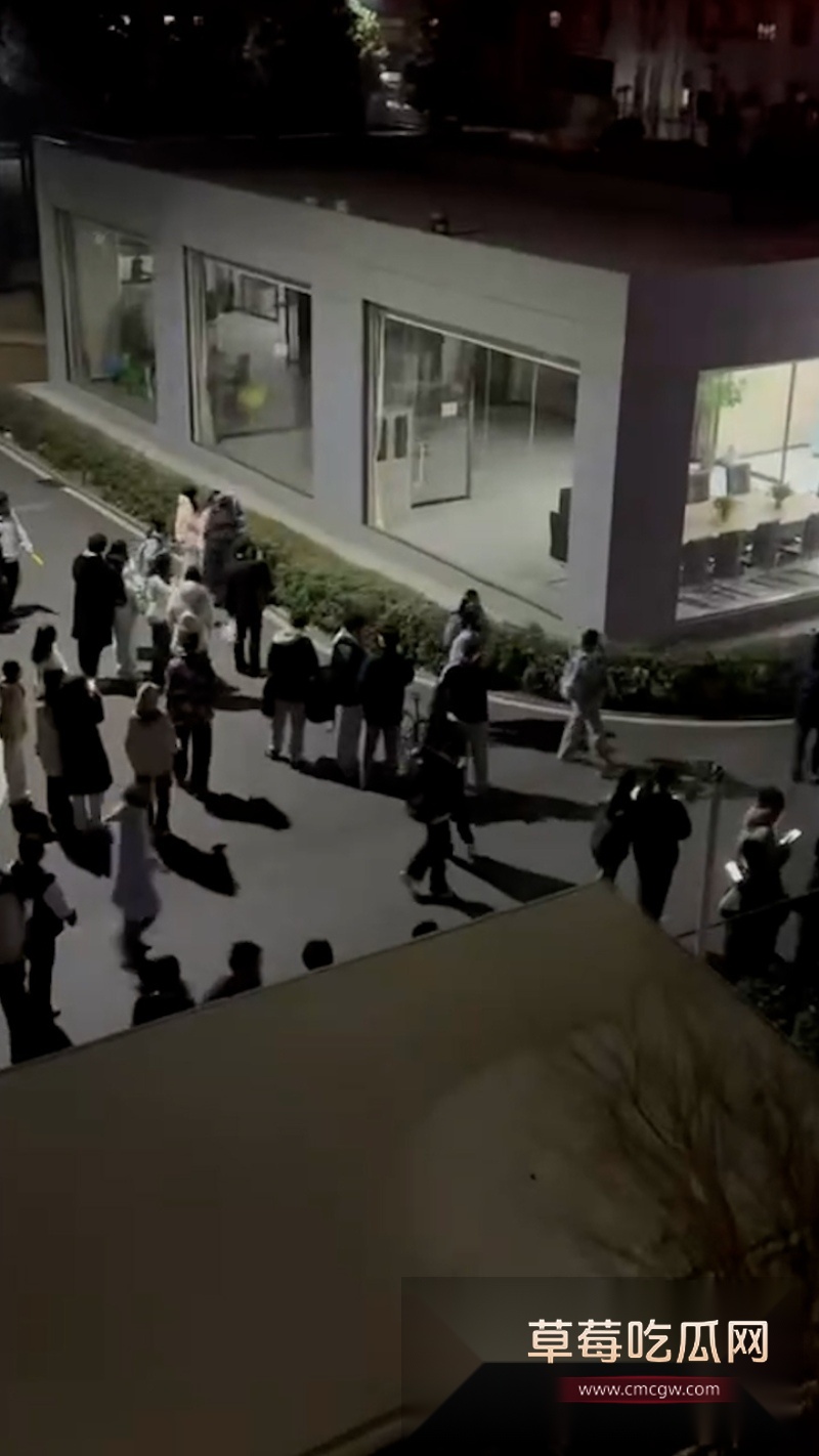 皖江工学院情侣在宿舍楼下活动室调情 2