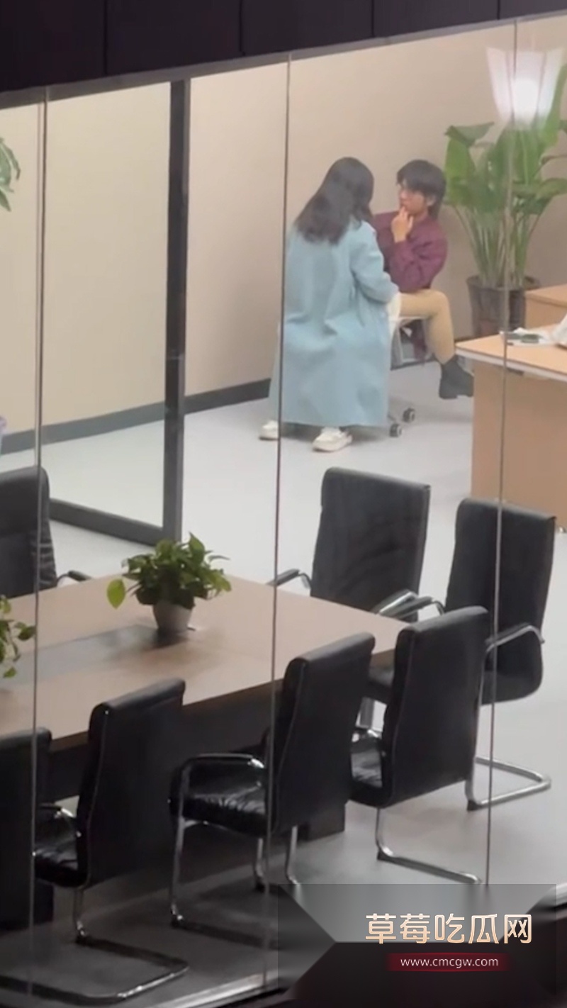 皖江工学院情侣在宿舍楼下活动室调情 4