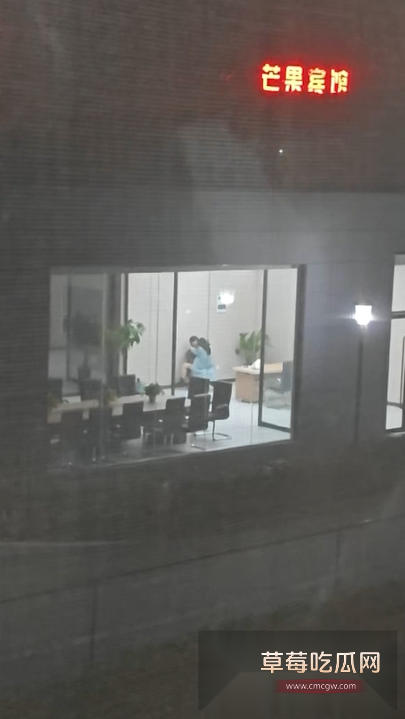 皖江工学院情侣在宿舍楼下活动室调情 5