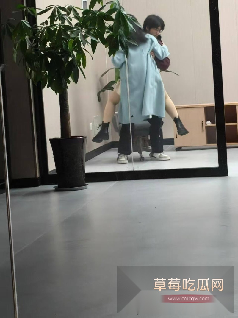 皖江工学院情侣在宿舍楼下活动室调情 8