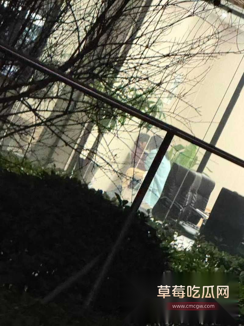 皖江工学院情侣在宿舍楼下活动室调情 10