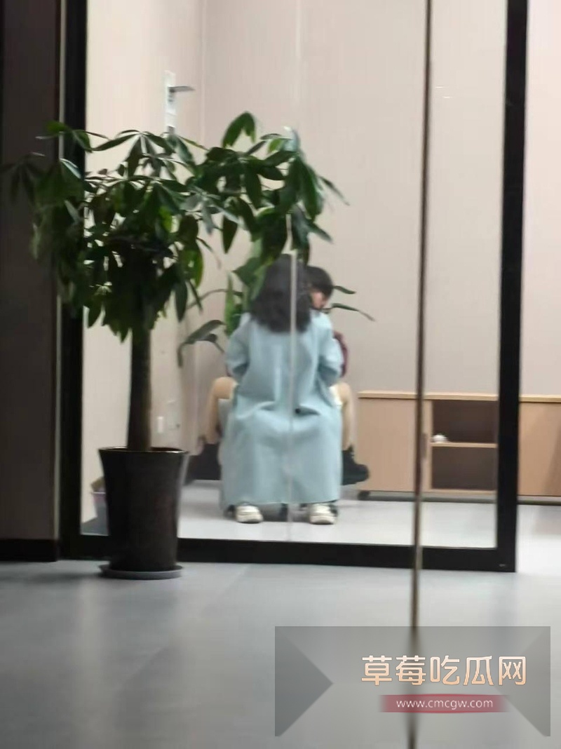 皖江工学院情侣在宿舍楼下活动室调情 11