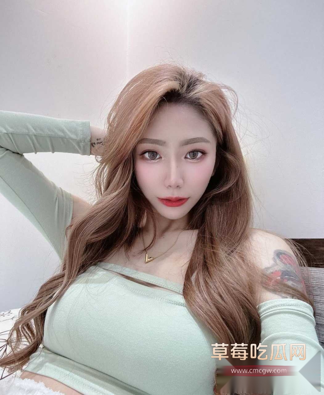 IG高颜满背纹身的小网红娜娜 11