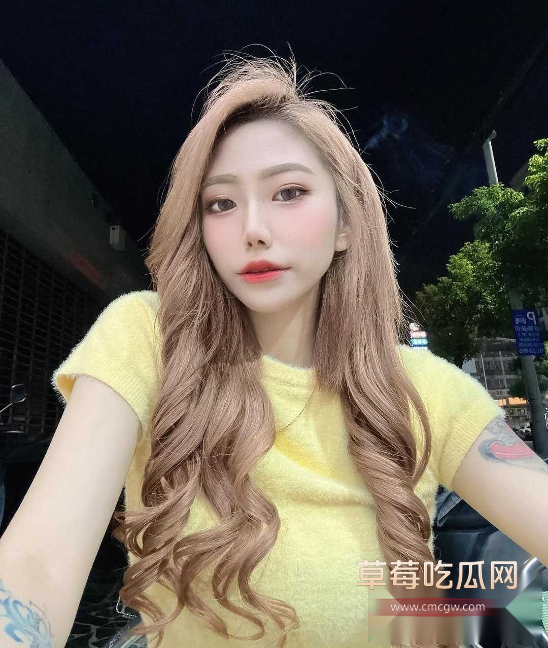 IG高颜满背纹身的小网红娜娜 18