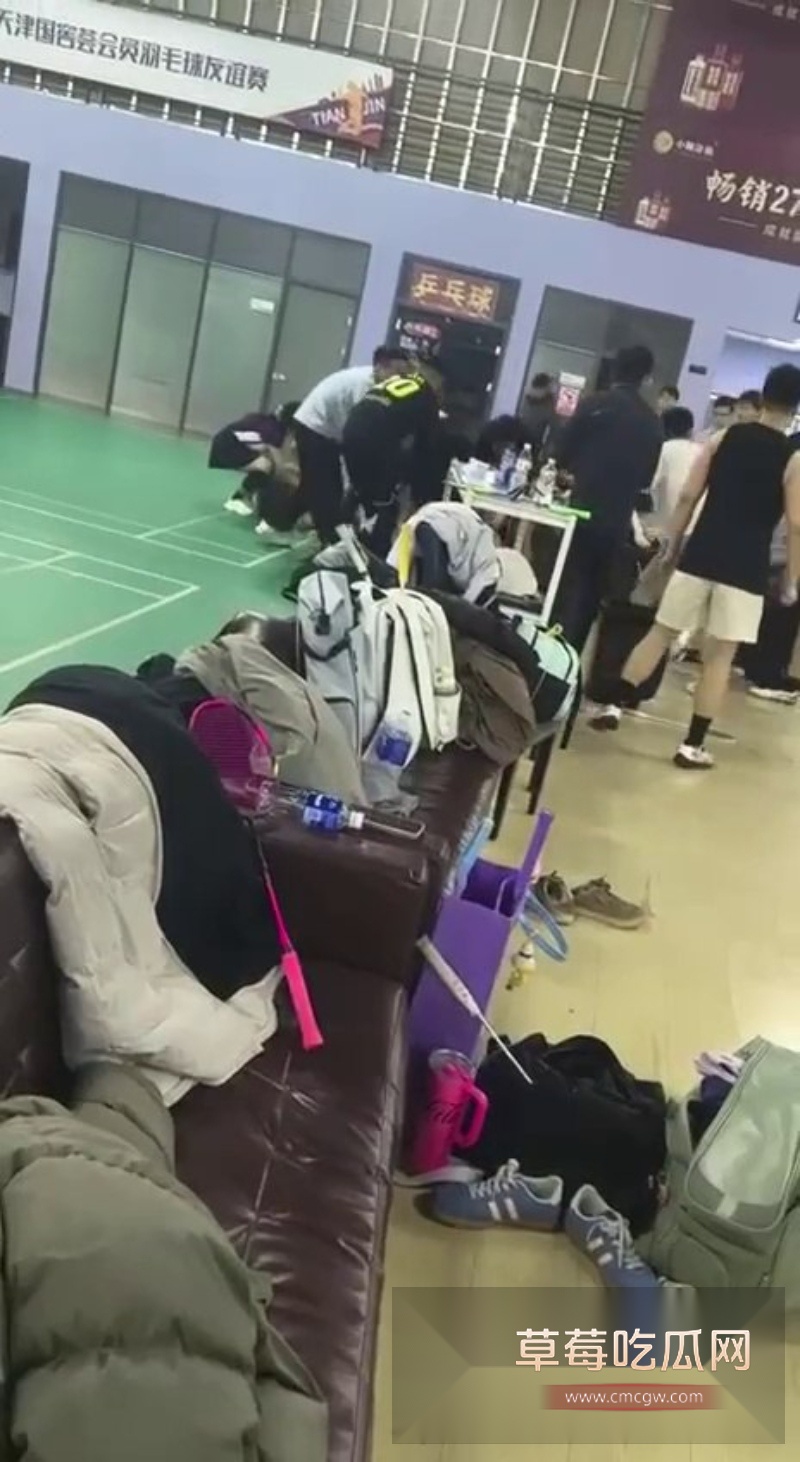 天津羽毛球场冲突 输赢争执引发激烈打斗 1 天津羽毛球场冲突 输赢争执引发激烈打斗 1